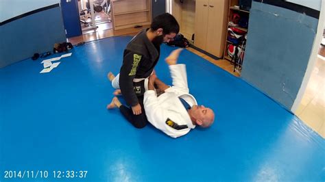 Escape De La Montada En Brazilian Jiu Jitsu Elbow Knee O Codo Rodilla Youtube