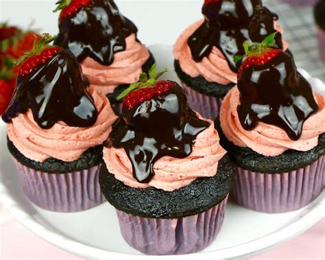 Video Chocolate Covered Strawberry Cupcakes The Lindsay Ann