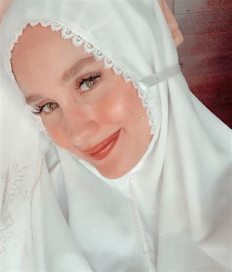 9 Potret Memesona Cinta Laura Saat Kenakan Hijab Bikin Adem