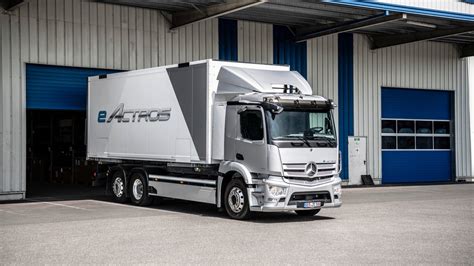 Mercedes Debuts Its First Fully Electric Semi Truck In Europe Cnet