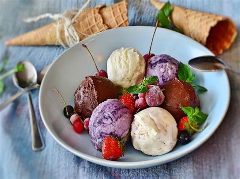 Gelato typically contains 70% less air and more flavouring than other kinds of frozen desserts, giving it a density and richness that distinguishes it from other ice creams. Gelato, profumo d'estate. E di genuinità | PLEINAIRCLUB