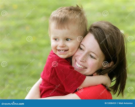 Retrato Sonriente De La Madre Y Del Hijo Imagen De Archivo Imagen De