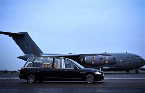 La Reina Isabel II diseñó su propio coche fúnebre Puro Motor