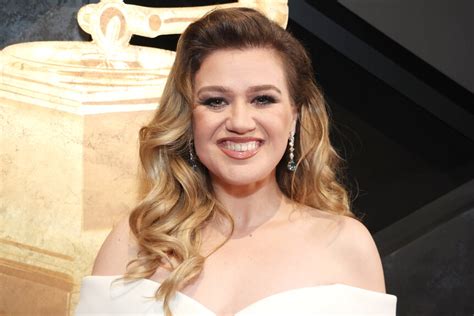 Kelly Clarkson Brings Her Year Old Son To The Grammys Nbc Insider