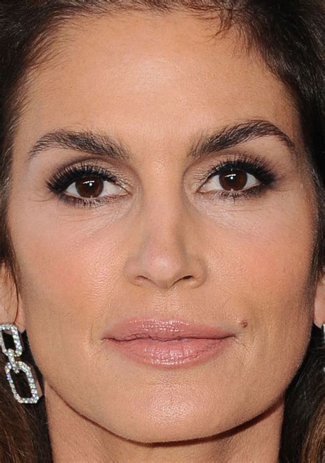 close up of cindy crawford at elle s 2017 women in hollywood awards eye makeup tips hair