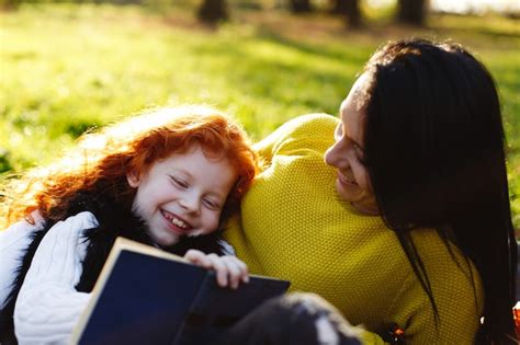 Vibraciones Otoñales Retrato De Familia La Encantadora Mamá Y Su Hija