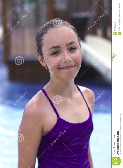 紫色泳装的美丽的女孩在a背景 库存图片 图片 包括有 水色 本质 设计 女性 相当 背包 微笑 119426223