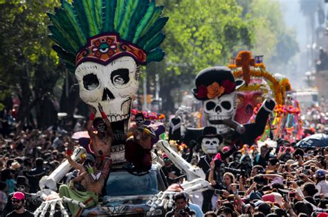 Desfile De Día De Muertos Reúne A 250 Mil Personas