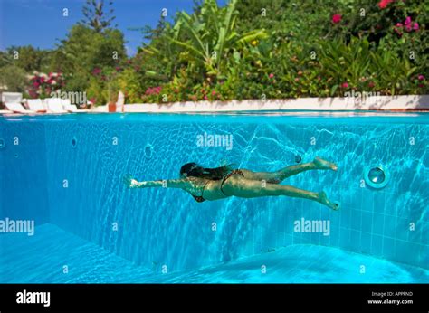 Frau im Bikini im Schwimmbad Hotel über Wasser unter Wasser tauchen