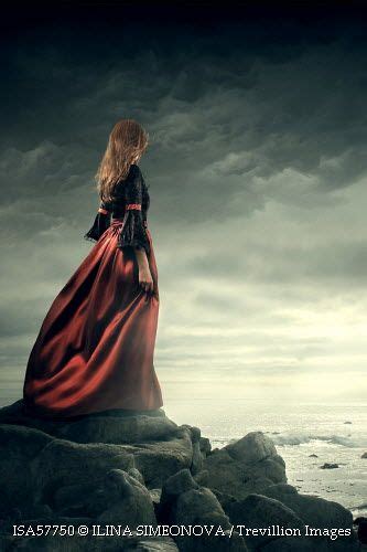 Woman In Dress On Rocks Looking Out To Sea Fotografia De Paisagem