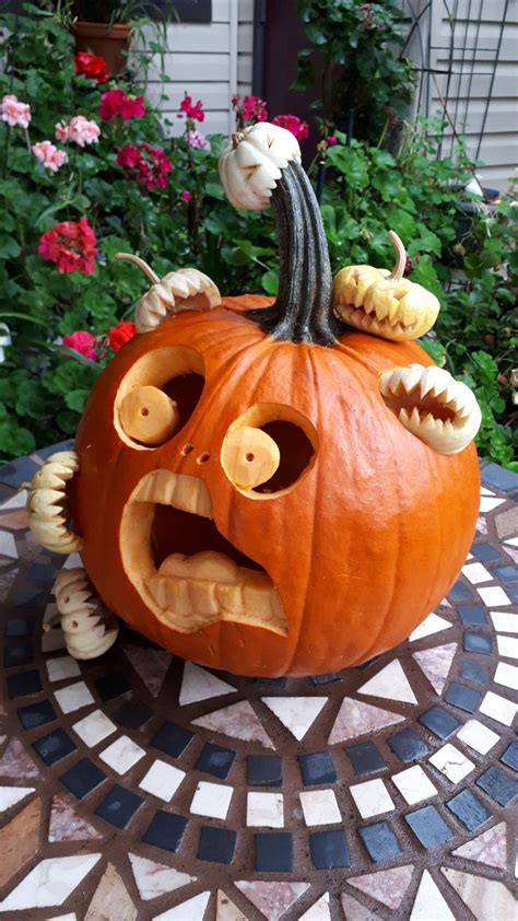 a pumpkin with its mouth open and teeth out