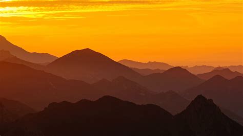 Download Beautiful Horizon Sunset Mountains Dusky Sky 1366x768