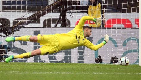 Although he pulled off some good saves in the first half, piacenza lost the game 3. Donnarumma realiza una atajada imposible en su partido 100 ...