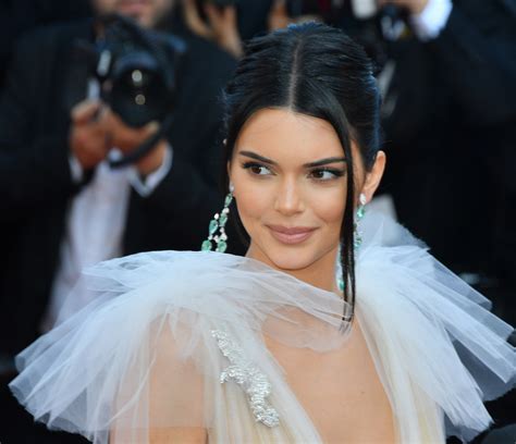 Ta fryzura była modna w latach Dziś uwielbiają ją Kendall Jenner Bella Hadid i Lucy babenton