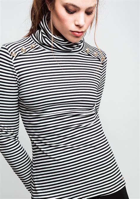 Fitted striped shirt.