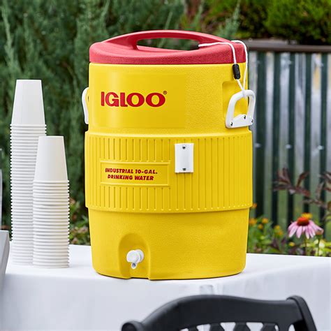 Igloo 4101 10 Gallon Yellow Insulated Beverage Dispenser Portable