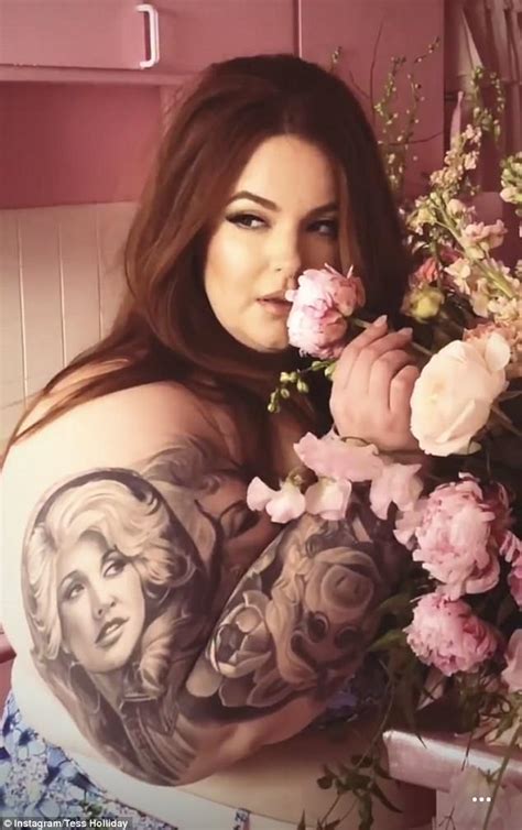 Plus Size Model Tess Holliday Shares Saucy Swimwear Snaps Daily Mail Online