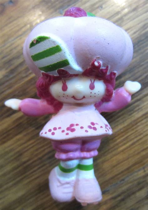 Raspberry Tart Doll Roller Skates Mini Strawberry Shortcake Pvc Figure