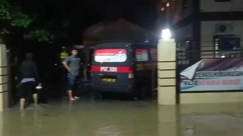Pinang Tangerang Police Submerged In Flood Water Level Has Reached 80