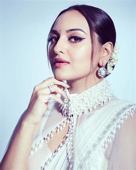 Like It 👍 Or Love It 😘 Sonakshi Sinha Looks Super Gorgeous Iphone Wallpaper Bible Iphone