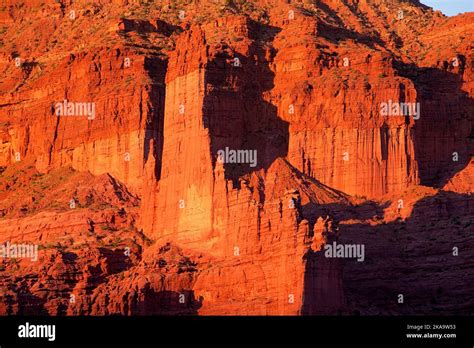 The Kingfisher Tower A Cutler Sandstone Tower In The Fisher Towers At