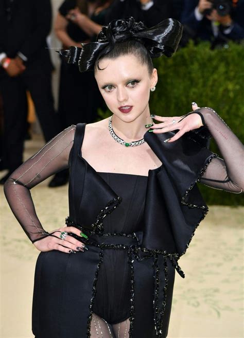 Maisie Williams Poses On The Red Carpet At The 2021 Met Gala 36 Photos