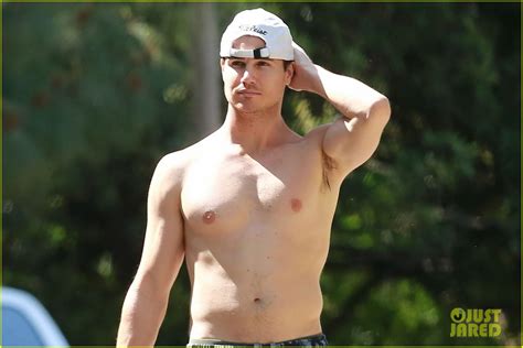 Robbie Amell Goes Shirtless For Afternoon Hike Photo Robbie Amell Shirtless Photos