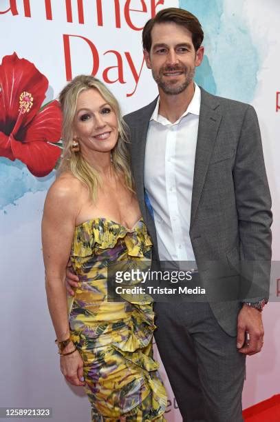 Jennie Garth Dave Abrams Photos And Premium High Res Pictures Getty