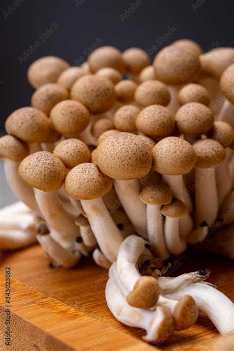 Fresh Buna Brown Shimeji Edible Mushrooms From Asia Rich In Umami