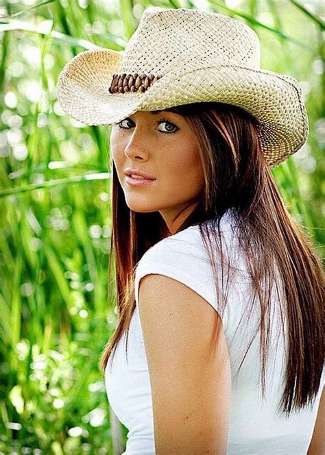 We Sure Love Those Country Girls 36 Photos Suburban Men Girl Senior Pictures Country