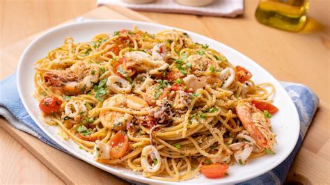 Spaghetti aglio olio is originally from southern italy in naples and many variations exist, some add chili flakes others with parmesan or pecorino and many include parsley. Spaghetti Aglio Olio Seafood ala Kampung (not so Italian ...
