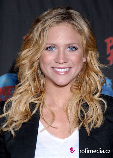 brittany snow pitch perfect she was drop dead gorgeous in pitch perfect brittany snow
