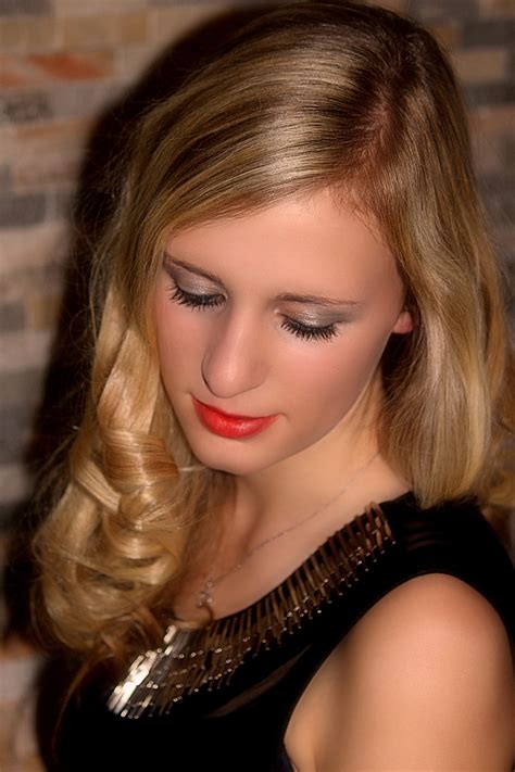 Gambar Gadis Wanita Model Muda Mode Mainan Bibir Hairstyle