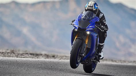2018 Yamaha Yzf R1 Launched At Rs 2073 Lakh In India Iamabiker