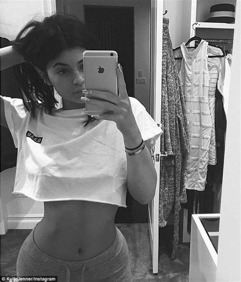 Kylie Jenner Flaunts Trim Midsection In Selfie Kylie Jenner Style Kylie Jenner Instagram