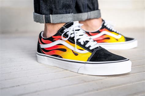 These shoes brought the dawn of the classic vans stripe that has developed into a status symbol of tradition and skate stature. Vans Old Skool Flames Black/Black-True White - VN0A38G1PHN