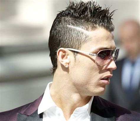 Brezilya, 2002 dünya kupası'nda şampiyon olurken turnuvaya damga vuran ronaldo'nun saç stili gündem olmuştu. Ronaldo takım elbiseli havalı saç modeli | 2019 Saç Modelleri