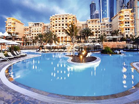 Konuklar, konaklamaları süresince ücretsiz kahvaltı, restoran ve oturma salonu olanaklarından yararlanabilir. Hotel The Westin Dubai Mina Seyahi Beach Resort & Marina ...