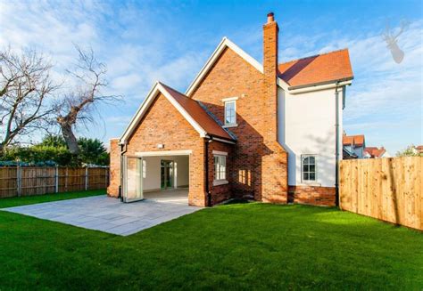 County of essex properties for sale at the best prices. 5 bedroom house for sale in Avey Lane, Waltham Abbey, EN9