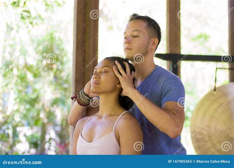 Retrato Natural De La Forma De Vida De La Mujer Asi Tica Hermosa Y