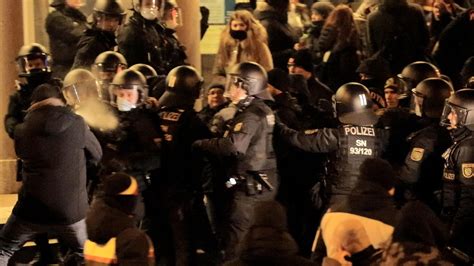Bautzen: Corona-Demonstration eskaliert - zehn Polizisten verletzt