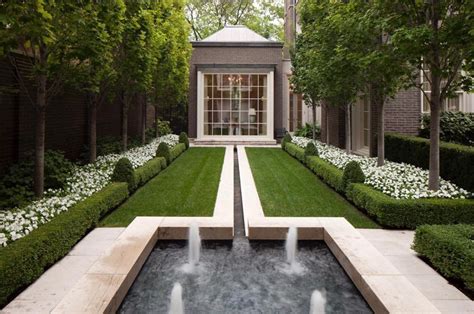 The Quiet Elegance Of A Contemporary Landscape Behind Classic Architecture