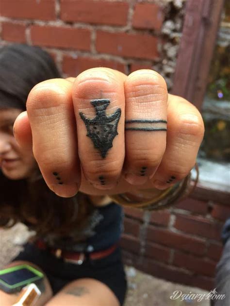 Niewielkie tatuaże na ręce. Formaty skromne i pozbawio...