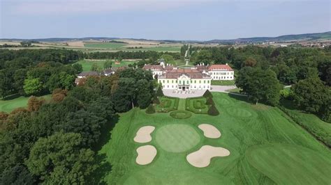 Das prachtvoll renovierte schloss, das heute dem club zur. Golfclub Schloß Schönborn Fly Over Loch/Hole 11 - YouTube