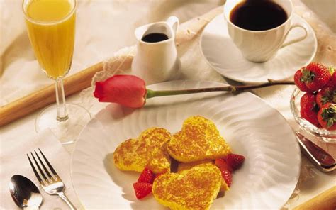 Обои на рабочий стол Лёгкий завтрак для любимой блинчики в виде сердца клубника свежий