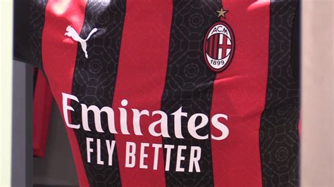 Calcio Presentate Le Nuove Maglie Di Milan E Inter Newsby