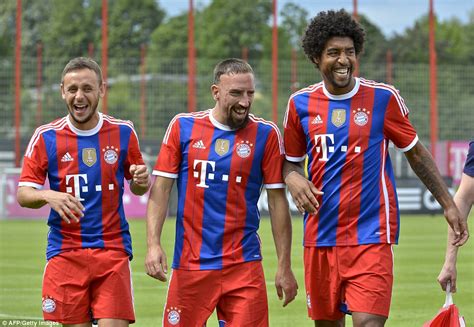 Liverpool have confirmed pepe reina has completed a transfer to bayern munich. Pepe Reina lines up for Bayern Munich in team photo ...