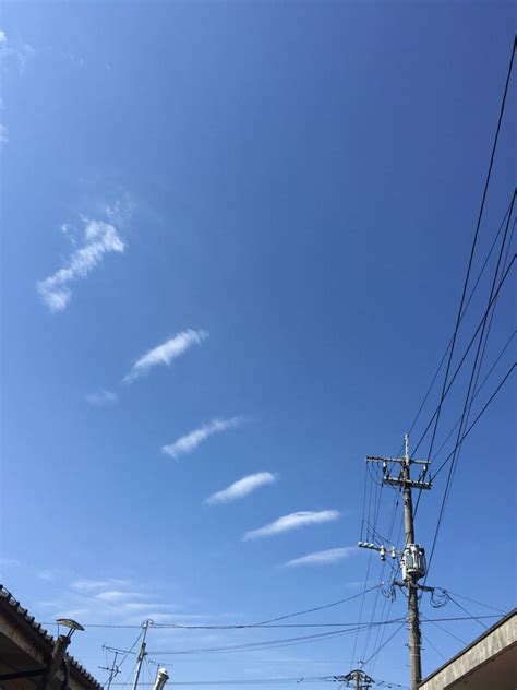 3月5日 ～6 日にかけて 日本各地で『地震雲』の投稿が相次いでいます。そこで本日の天気のあれこれでは、この内容について見ていきたいと思います～ 3月5～6日にかけて『地震雲』の目撃情報が急増! 前兆現象地震雲などの投稿&気になる地震情報【3月号】