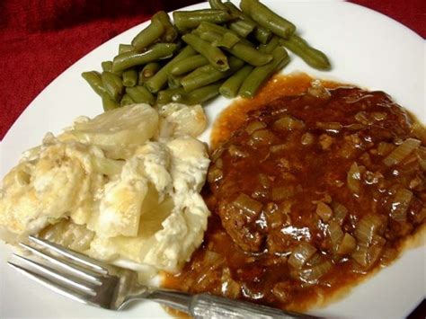 Mar 26, 2020 · salisbury steak originates in the united states and is a popular dish made with seasoned ground beef patties that are smothered in gravy with mushrooms (often accompanied by caramelized onions). Quick Cube Steaks Recipe - Food.com