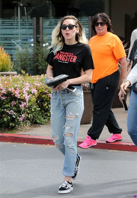 Miley Cyrus In Jeans Out For Lunch 01 Gotceleb